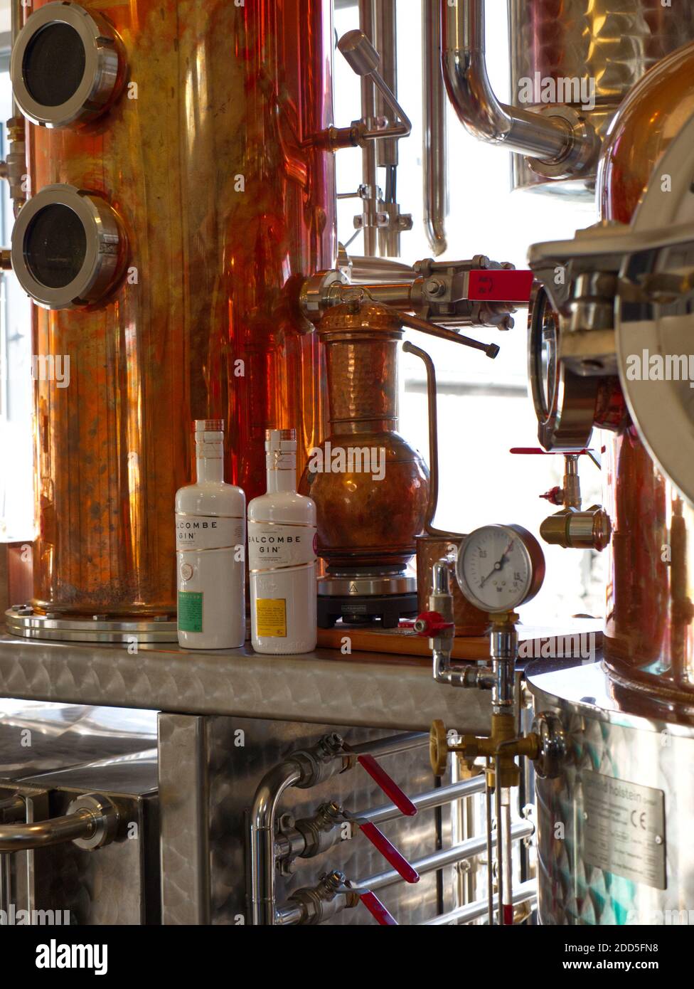 Salcombe Gin Distillary. Das Bootshaus, Salcombe Town. Gin Tasting, Bar, Fish Quay am Kingsbridge Estuary. Küstenstadt. Botanicals, Gin School, Stockfoto