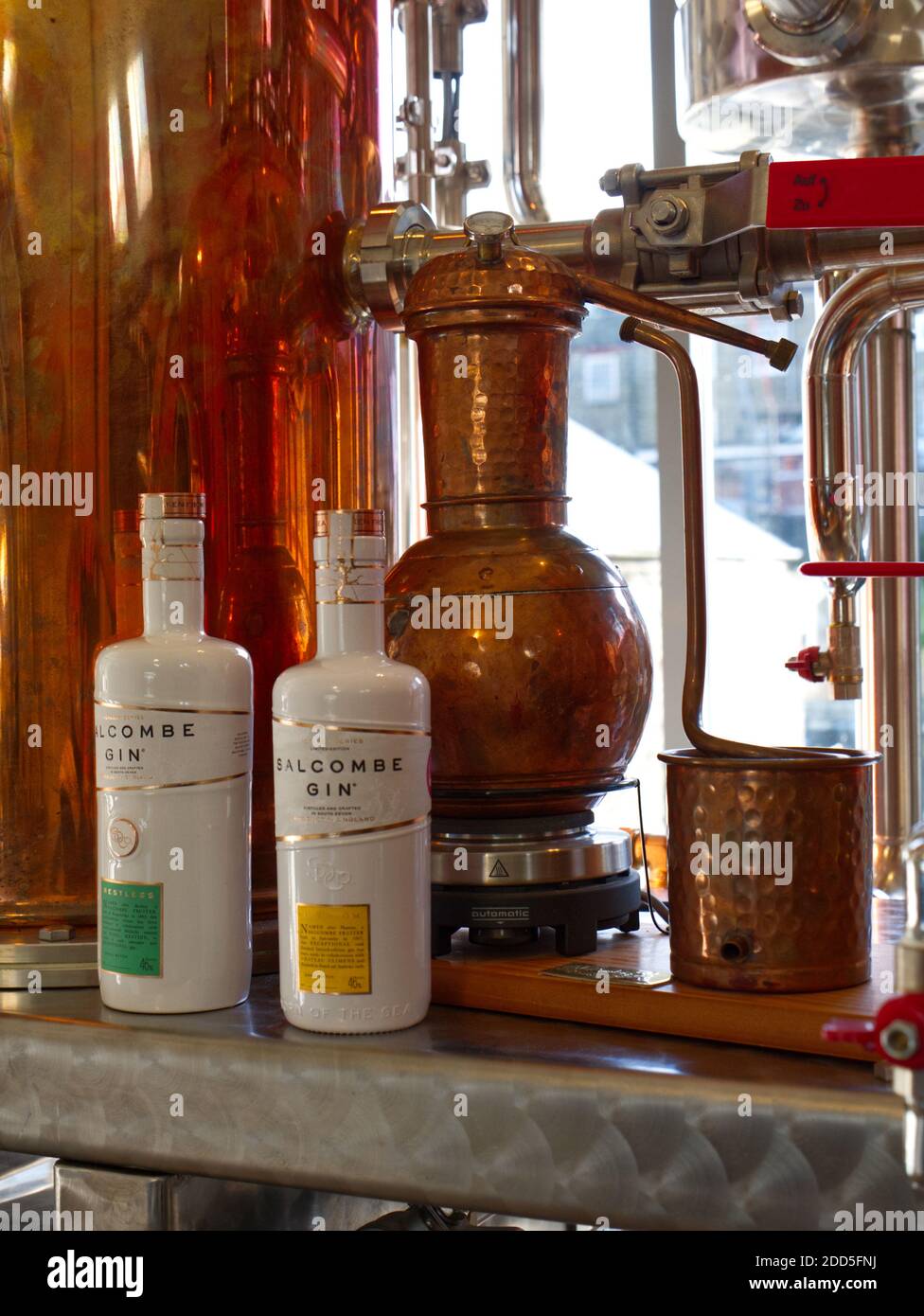Salcombe Gin Distillary. Das Bootshaus, Salcombe Town. Gin Tasting, Bar, Fish Quay am Kingsbridge Estuary. Küstenstadt. Botanicals, Gin School, Stockfoto