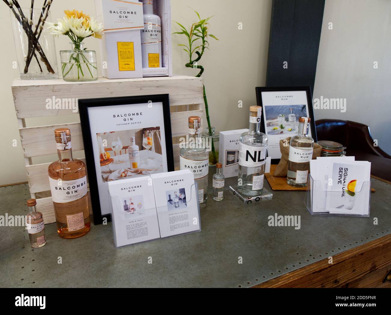 Salcombe Gin Distillary. Das Bootshaus, Salcombe Town. Gin Tasting, Bar, Fish Quay am Kingsbridge Estuary. Küstenstadt. Botanicals, Gin School, Stockfoto