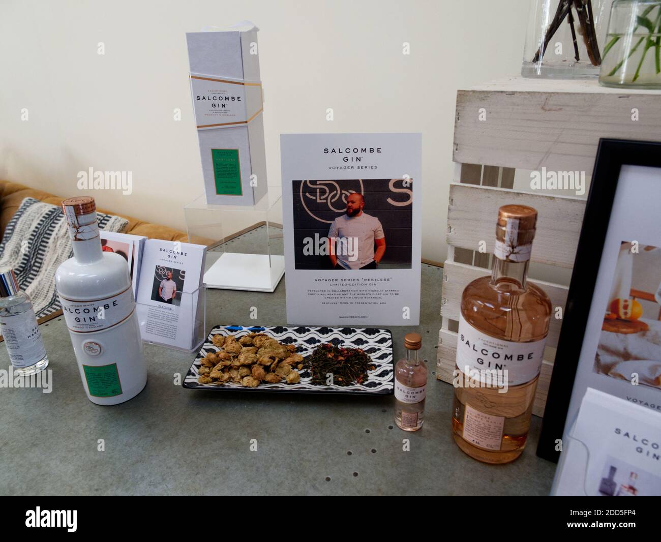 Salcombe Gin Distillary. Das Bootshaus, Salcombe Town. Gin Tasting, Bar, Fish Quay am Kingsbridge Estuary. Küstenstadt. Botanicals, Gin School, Stockfoto