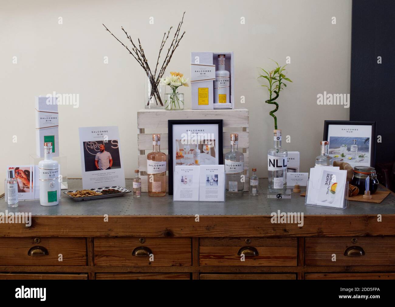 Salcombe Gin Distillary. Das Bootshaus, Salcombe Town. Gin Tasting, Bar, Fish Quay am Kingsbridge Estuary. Küstenstadt. Botanicals, Gin School, Stockfoto