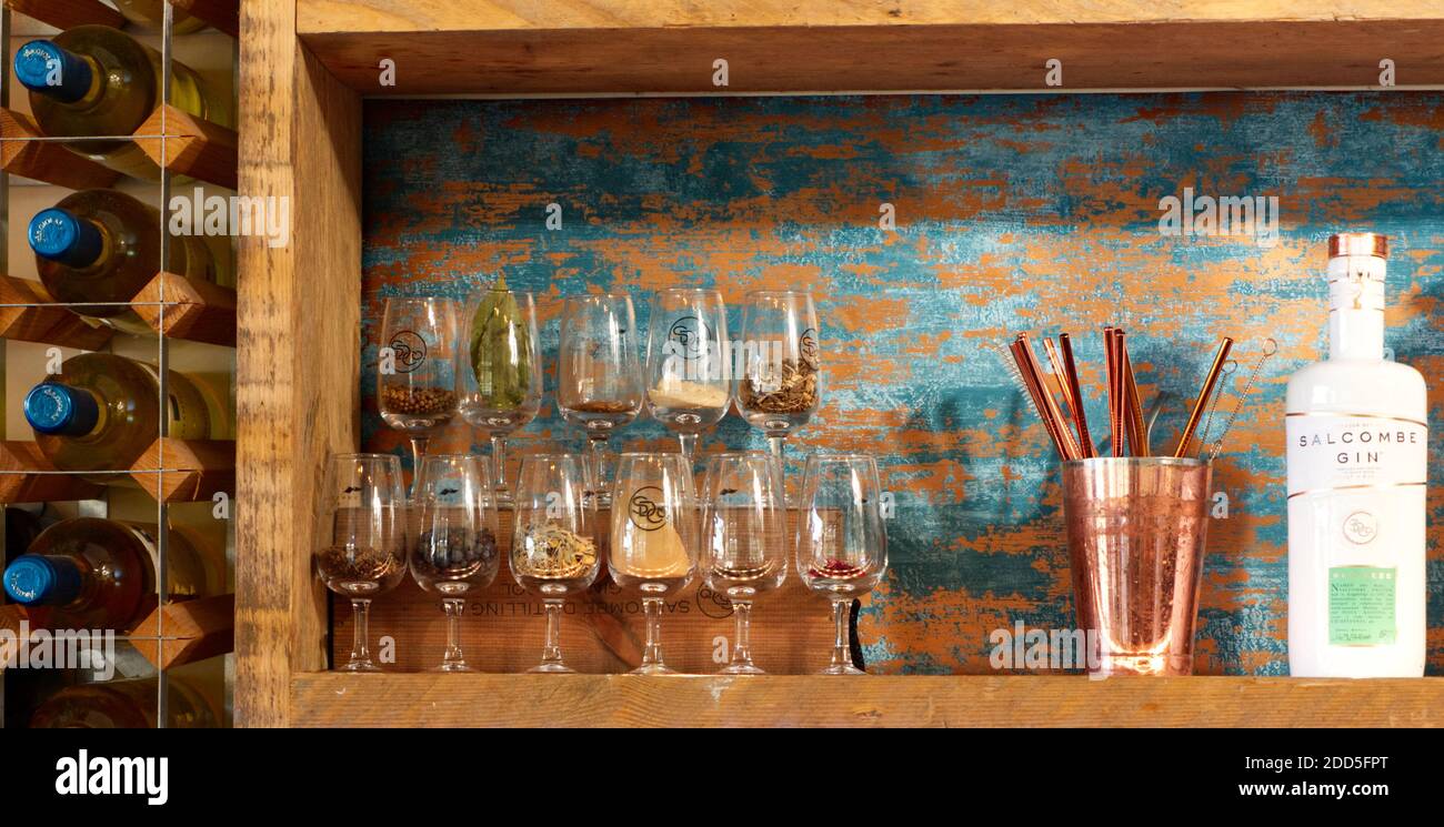 Salcombe Gin Distillary. Das Bootshaus, Salcombe Town. Gin Tasting, Bar, Fish Quay am Kingsbridge Estuary. Küstenstadt. Botanicals, Gin School, Stockfoto