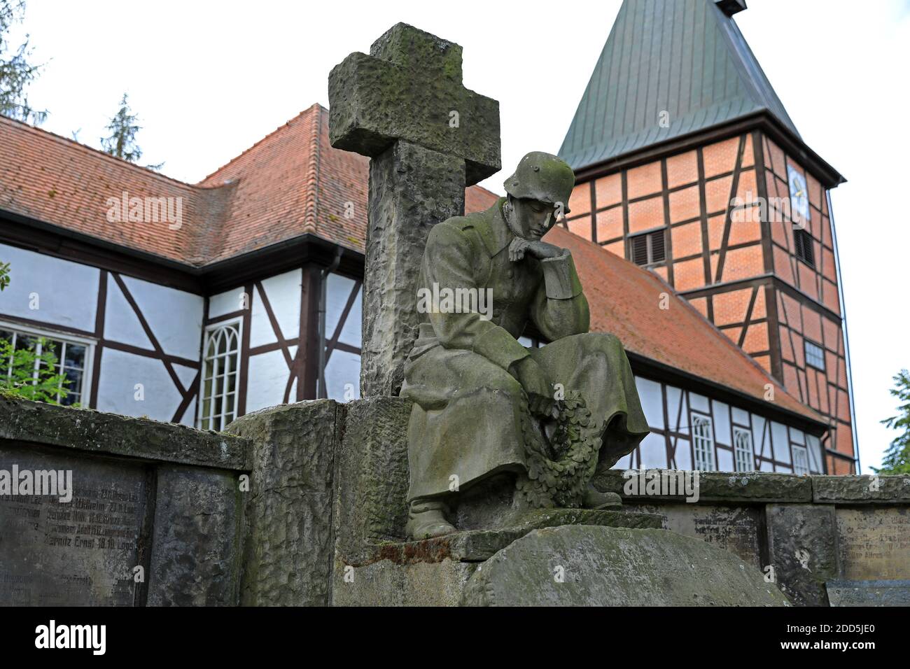 05. Oktober 2020, Sachsen-Anhalt, Klötze: Gedenkstätte für die Gefallenen des Ersten Weltkriegs.VOR einem Kreuz SITZT EINE Soldatenfigur, auf der teilweise stark verwitterten Wand sind Namen eingraviert. Foto: Peter Gercke/dpa-Zentralbild/ZB Stockfoto