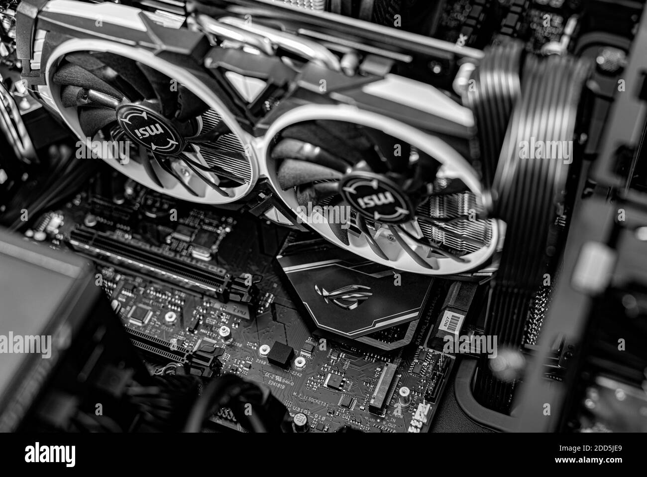 Computerinstallation. Neuer Prozessor Ryzen 7 und Computer-Motherboard Asus rog Crosshair Hero, ddr und Nvidia GTX Stockfoto