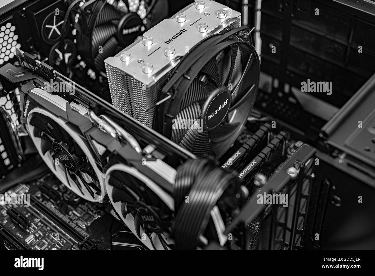 Computerinstallation. Neuer Prozessor Ryzen 7 und Computer-Motherboard Asus rog Crosshair Hero, ddr und Nvidia GTX Stockfoto