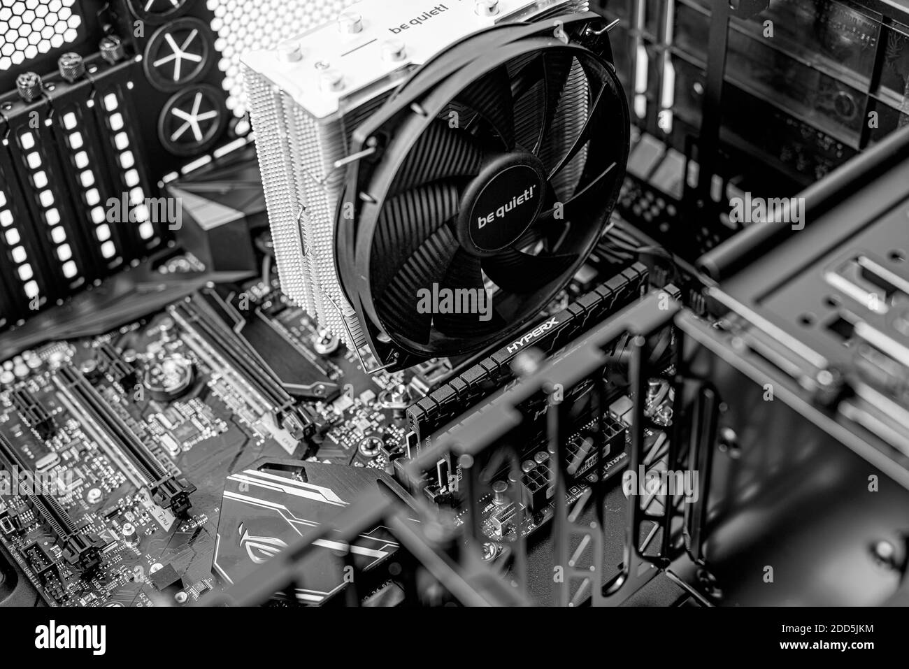 Computerinstallation. Neuer Prozessor Ryzen 7 und Computer-Motherboard Asus rog Crosshair Hero, ddr und Nvidia GTX Stockfoto