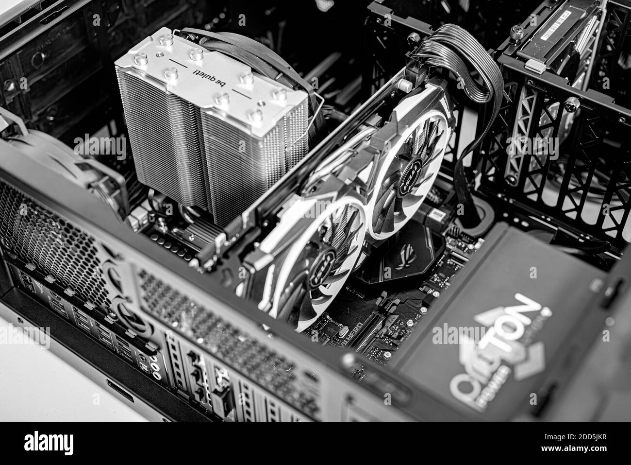 Computerinstallation. Neuer Prozessor Ryzen 7 und Computer-Motherboard Asus rog Crosshair Hero, ddr und Nvidia GTX Stockfoto