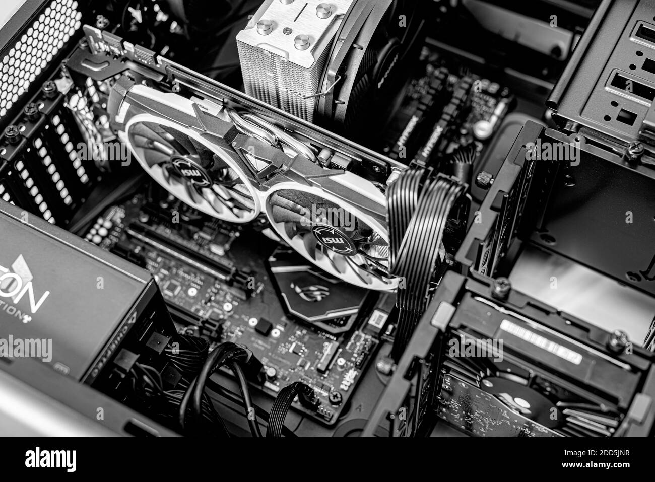 Computerinstallation. Neuer Prozessor Ryzen 7 und Computer-Motherboard Asus rog Crosshair Hero, ddr und Nvidia GTX Stockfoto
