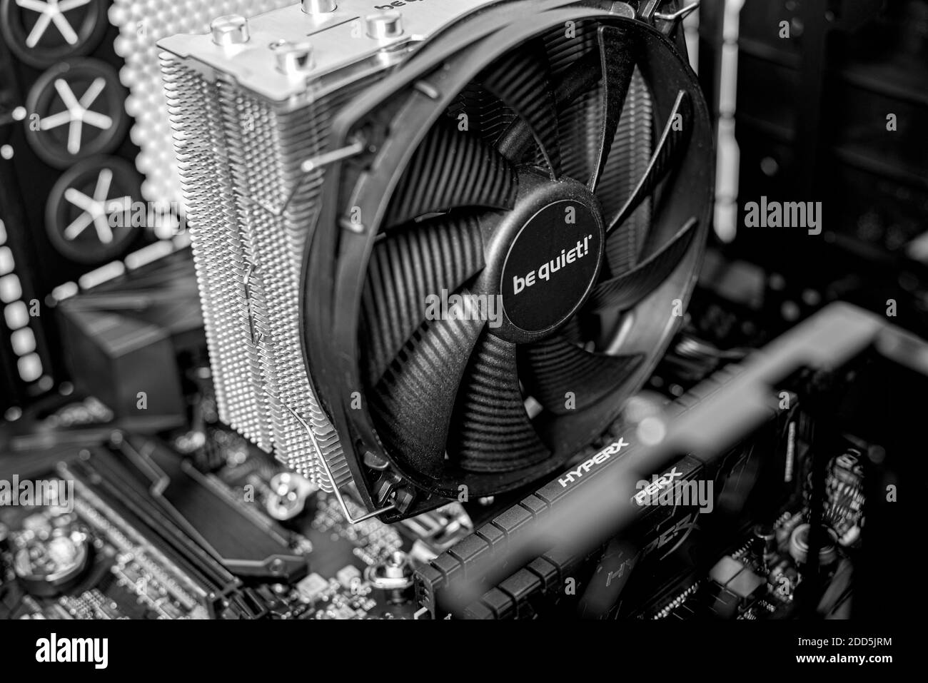 Computerinstallation. Neuer Prozessor Ryzen 7 und Computer-Motherboard Asus rog Crosshair Hero, ddr und Nvidia GTX Stockfoto