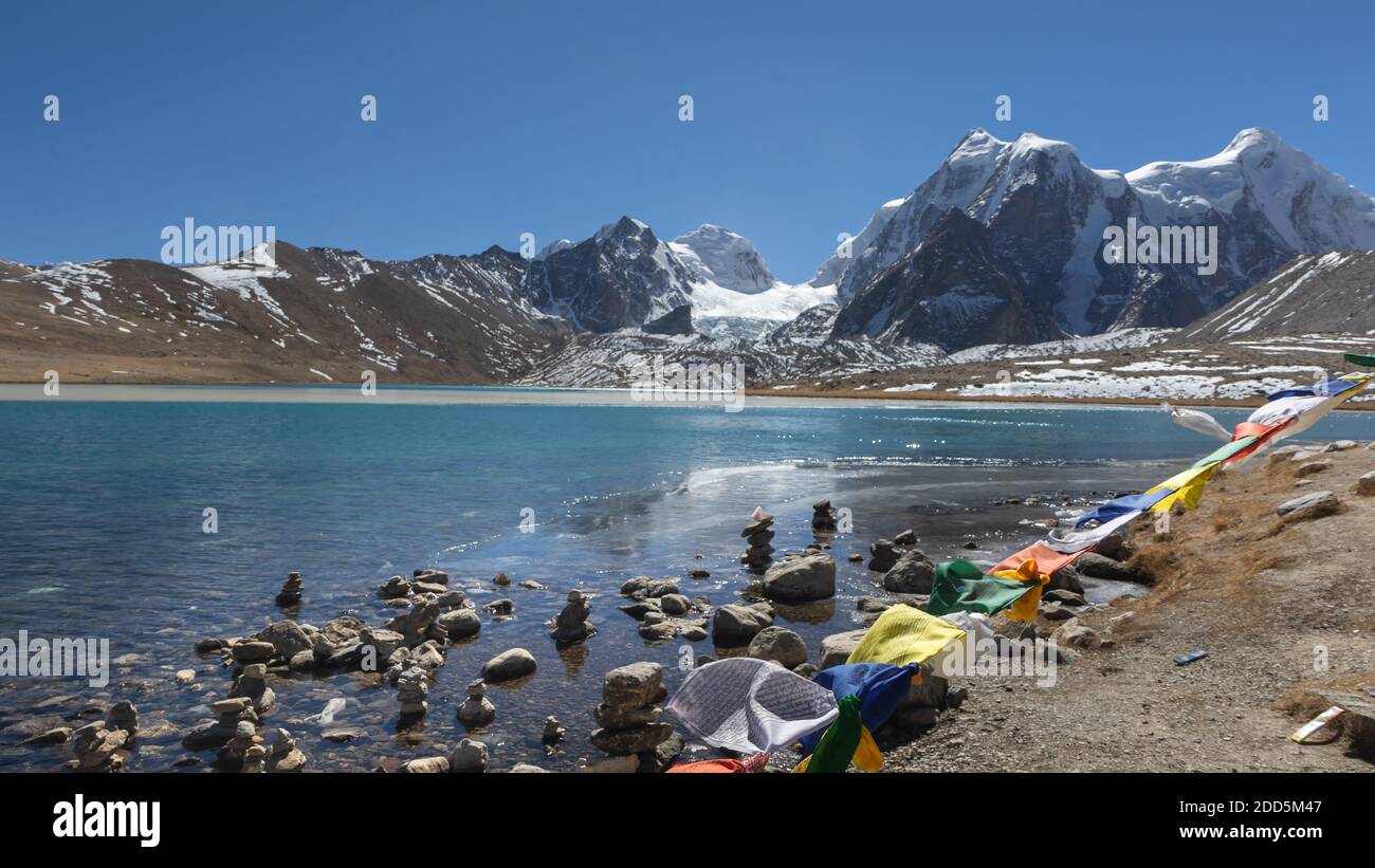 Gebetsfahnen am Gurudongmar See mit zemu Gletscher im Hintergrund bei Sikkim Indien Stockfoto