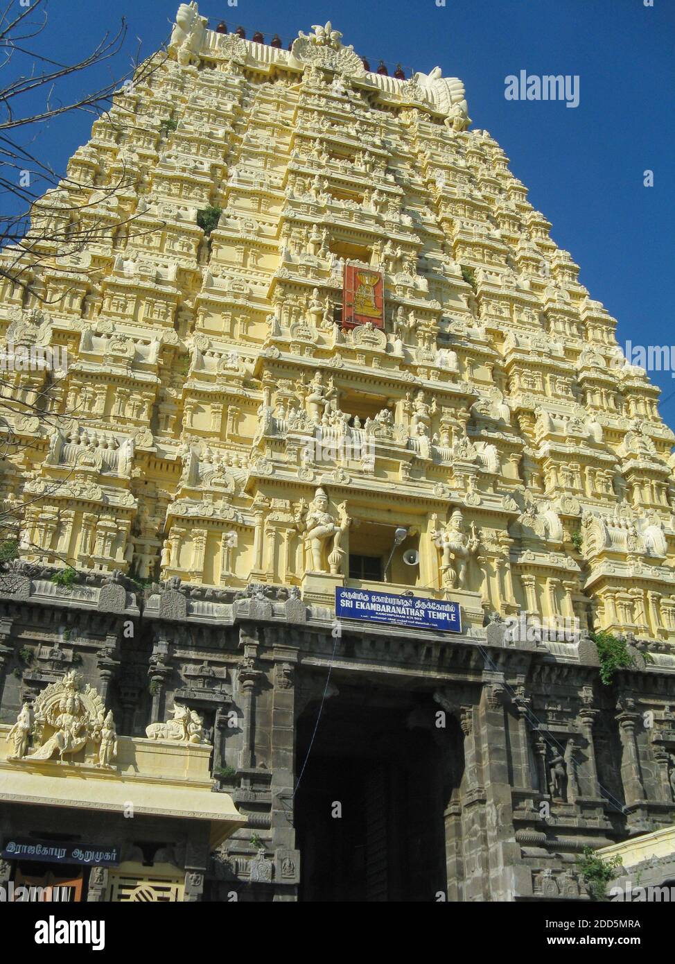Schnitzwerk auf dem oberen Teil eines Tempels für Hindu-Götter In Südindien bei Kanchipuram in Tamil Nadu Indien geklickt Am 1. Januar 2009 Stockfoto