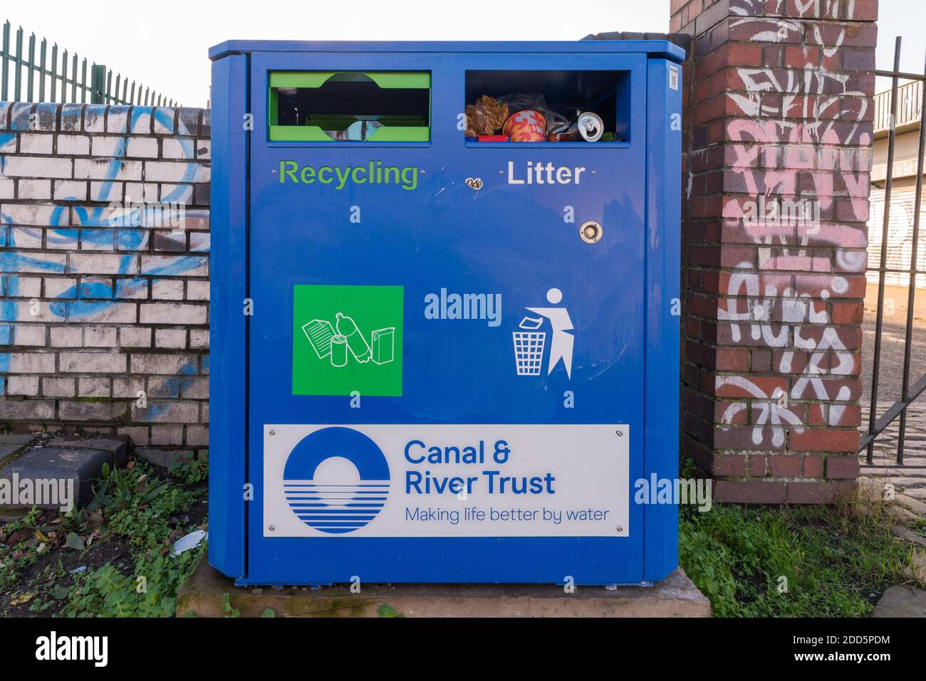 Kanal und Fluss Trust Recycling-und Abfalleimer auf dem Birmingham Canal Old Line in Ladywood in der Nähe von Birmingham City Zentrieren Stockfoto