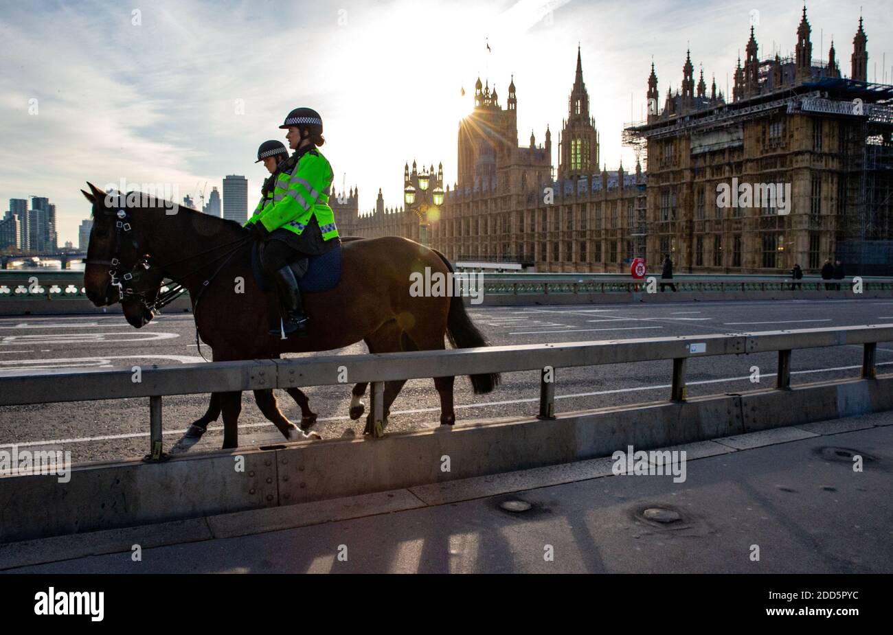 London, Großbritannien. November 2020. Die Mounted Police patrouilliert die Westminster Bridge, da London immer noch in Alarmbereitschaft ist. Die Bedrohung durch den Terrorismus befindet sich derzeit auf einem schweren Niveau. Kredit: Mark Thomas/Alamy Live Nachrichten Stockfoto