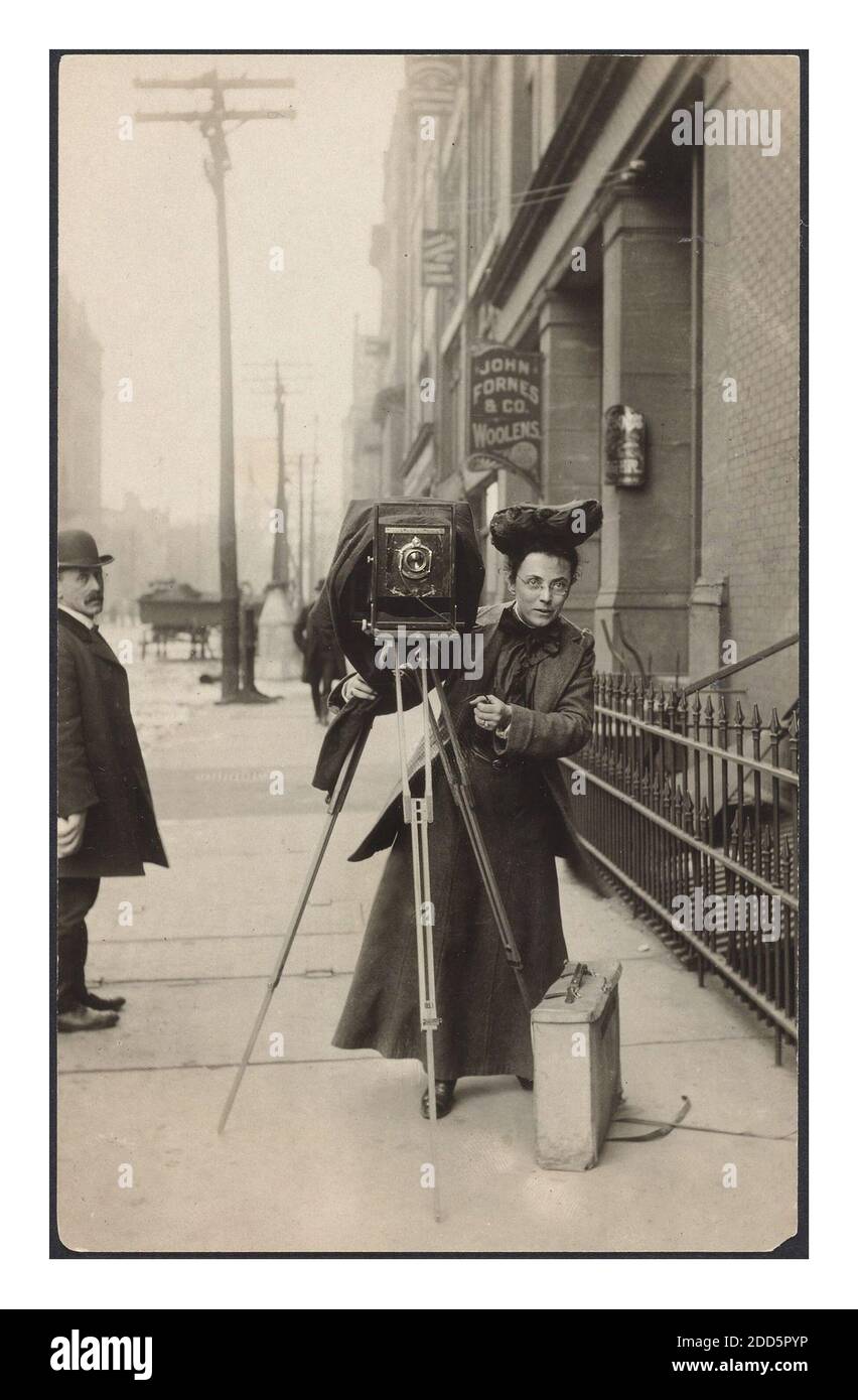 Fotojournalistin Jessie Tarbox auf der Straße mit ihrer Kamera 1900er. Jessie Tarbox Beals (23. Dezember 1870 bis 30. Mai 1942) war eine amerikanische Fotografin, die erste veröffentlichte Fotojournalistin in den USA und die erste Nachtfotografin. Sie ist am besten bekannt für ihre freiberuflichen Nachrichtenfotos, insbesondere von der 1904 St. Louis World's Fair und Porträts von Orten wie dem Bohemian Greenwich Village. Ihre Markenzeichen waren ihre selbst beschriebene „Fähigkeit zu Hustle“ und ihre Hartnäckigkeit bei der Überwindung geschlechtsspezifischer Barrieren in ihrem Beruf. Stockfoto