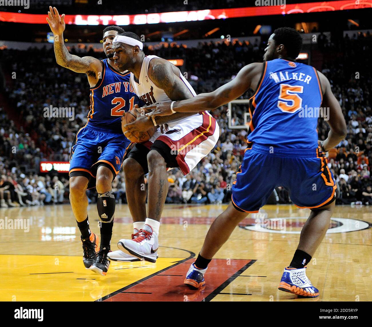 KEIN FILM, KEIN VIDEO, KEIN Fernsehen, KEINE DOKUMENTATION - Miami Heat Forward LeBron James fährt zwischen New York Knicks Forward Wilson Chandler (21) und Wache Bill Walker in der ersten Hälfte ihres Spiels während des NBA Basketball-Spiels, Miami Heat gegen New York Knicks in der AmericanAirlines Arena in Miami, FL, USA am 28. Dezember 2010. Foto von Michael Laughlin/Sun Sentinel/MCT/ABACAPRESS.COM Stockfoto