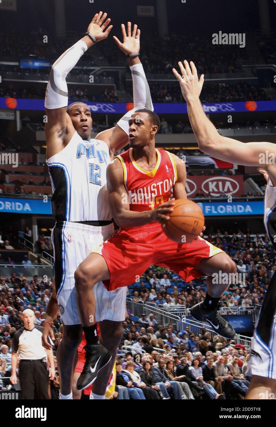 KEIN FILM, KEIN VIDEO, KEIN TV, KEINE DOKUMENTATION - Houston Rockets Guard Kevin Martin (12) trifft auf Orlando Magic Center Dwight Howard (12) in der Farbe während des NBA-Basketballspiels, Houston Rockets gegen Orlando Magic im Amway Center in Orlando, FL, USA am 7. Januar 2011. Die Magie besiegte die Raketen, 110-95. Foto von Gary W. Green/Orlando Sentinel/MCT/ABACAPRESS.COM Stockfoto