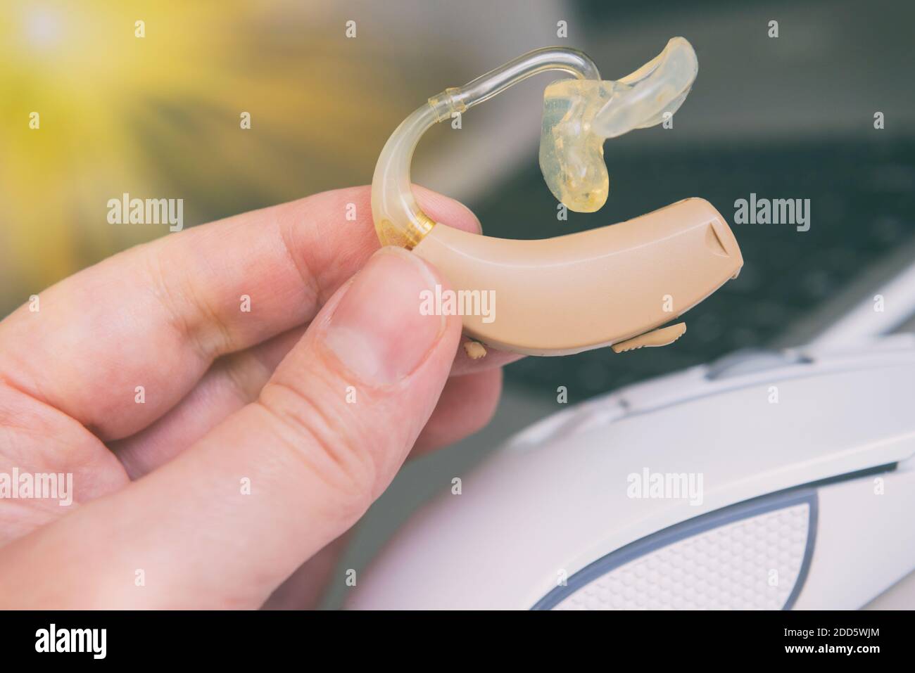 Frau mit taubstummer Hilfe in der Hand Stockfoto