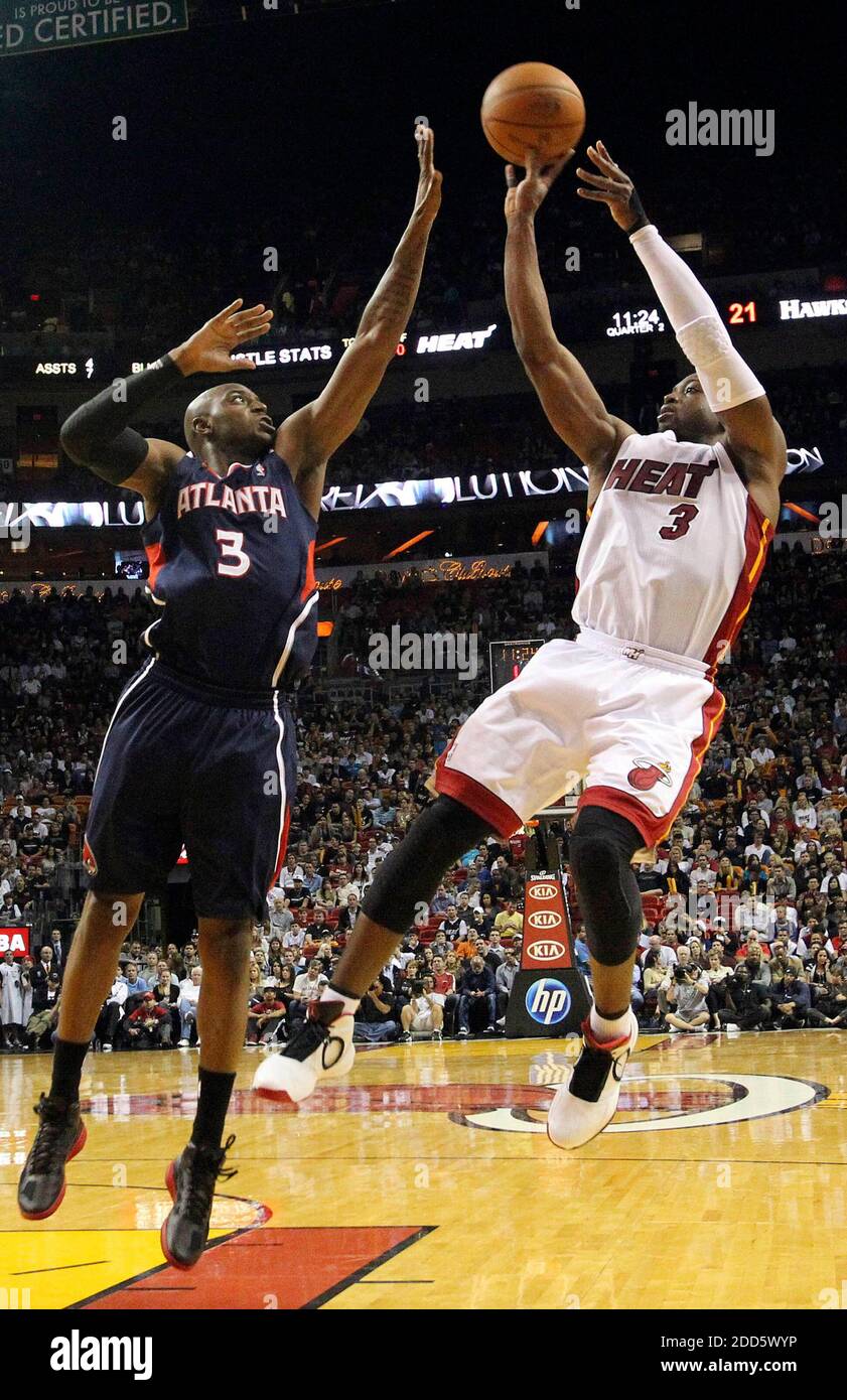 KEIN FILM, KEIN VIDEO, KEIN Fernsehen, KEINE DOKUMENTATION - Dwyane Wade von der Miami Heat schießt einen Korb gegen die Atlanta Hawks in der ersten Hälfte während eines NBA-Basketballspiels, tlanta Hawks gegen Miami heizt am 18. Januar 2011 in der AmericanAirlines Arena in Miami, FL, USA. Foto von Hector Gabino/El Nuevo Herald/MCT/ABACAPRESS.COM Stockfoto