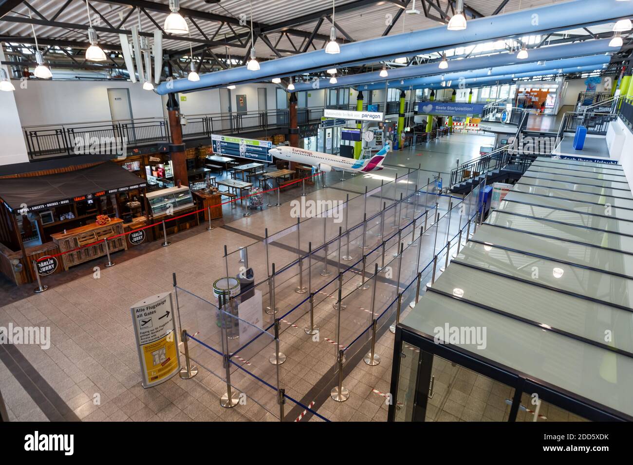 Ahden, Deutschland - 8. August 2020: Terminalgebäude des Flughafens Paderborn Lippstadt in Deutschland. Stockfoto