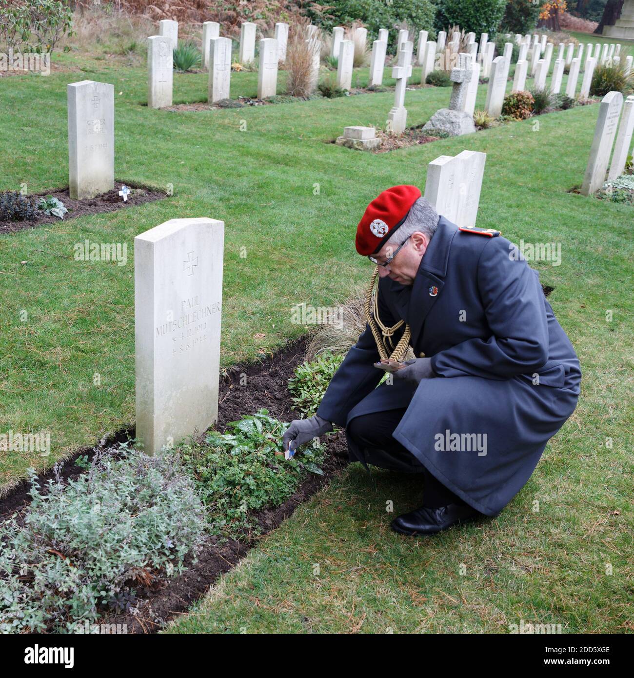 Brigadier General M. G. Obernmeyer platziert Gedenkkreuze auf Grabsteinen des Brookwood Military Cemetery Stockfoto