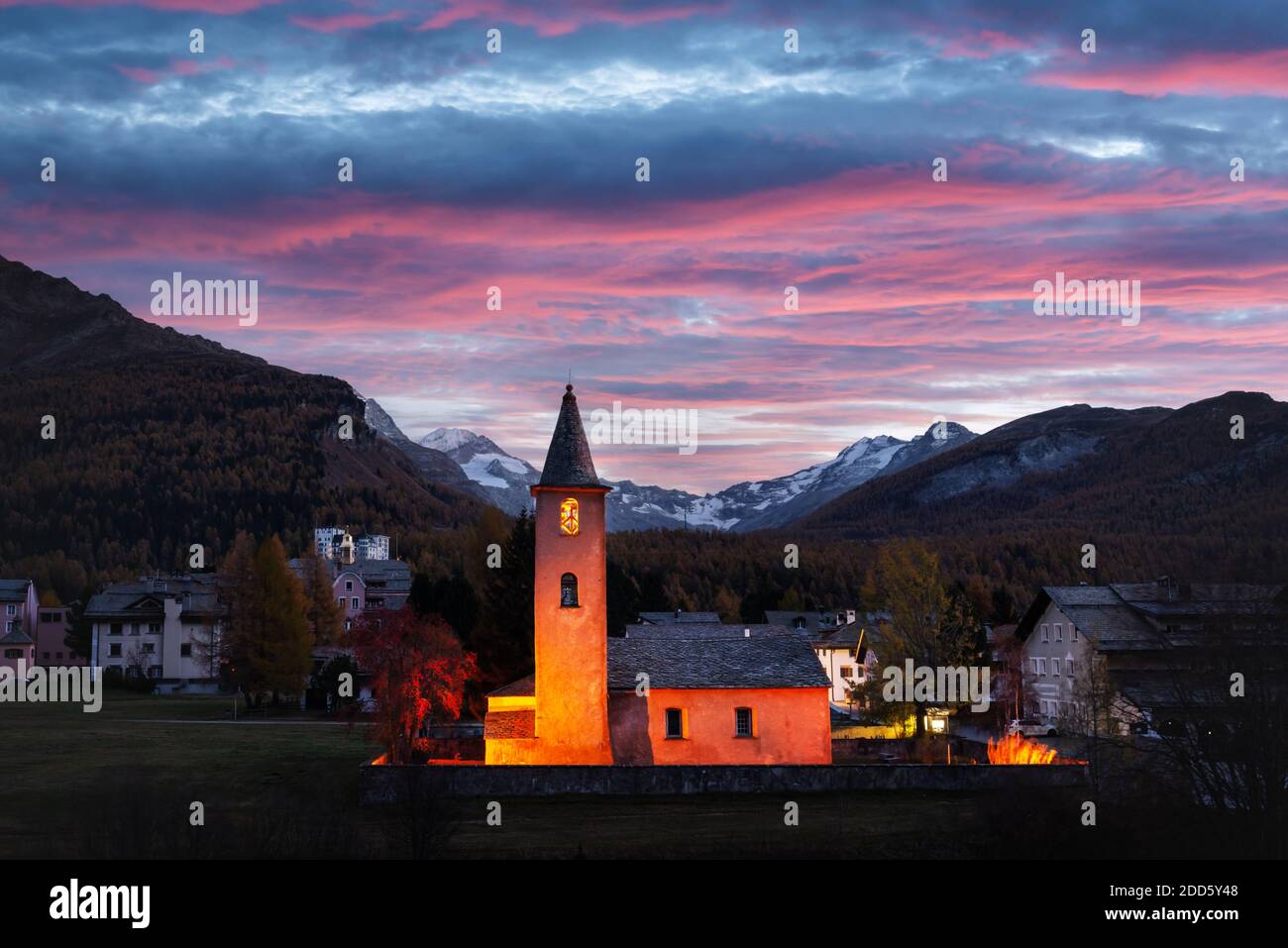 Alte Christentum Kirche in Sils Dorf (in der Nähe von See Sils) in den Schweizer Alpen. Rotes ...