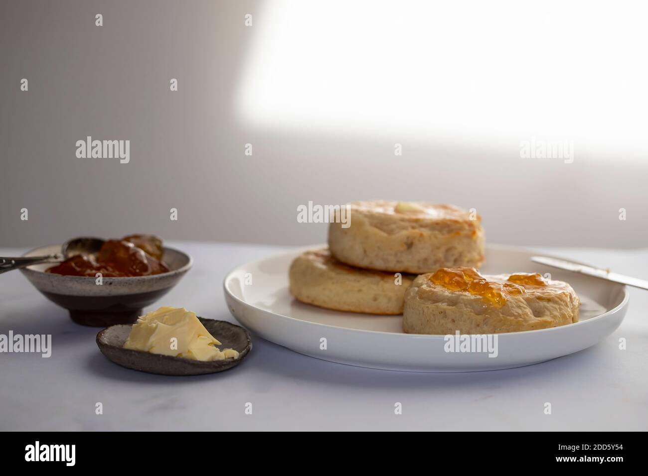 Hausgemachte Krümel mit Butter und Orangenmarmelade Stockfoto