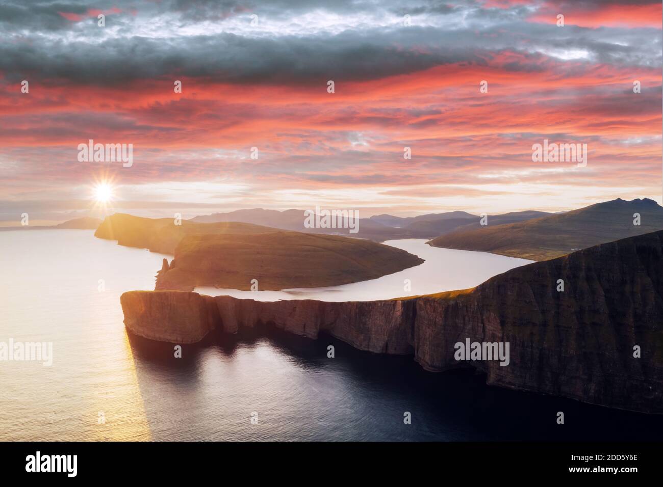 Unglaubliche panoramical Ansicht des Sorvagsvatn Sees auf Klippen von Vagar Insel in Sonnenuntergangszeit, Färöer Inseln, Dänemark. Landschaftsfotografie Stockfoto