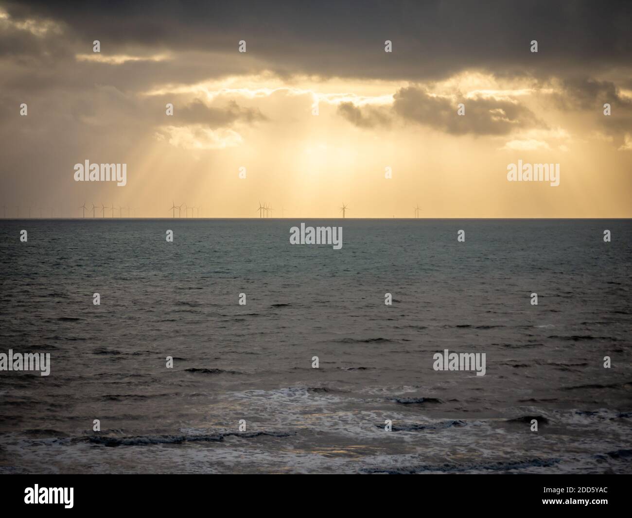 Eine Pause im Sturm Wolken über einem Off-Shore Windpark Stockfoto