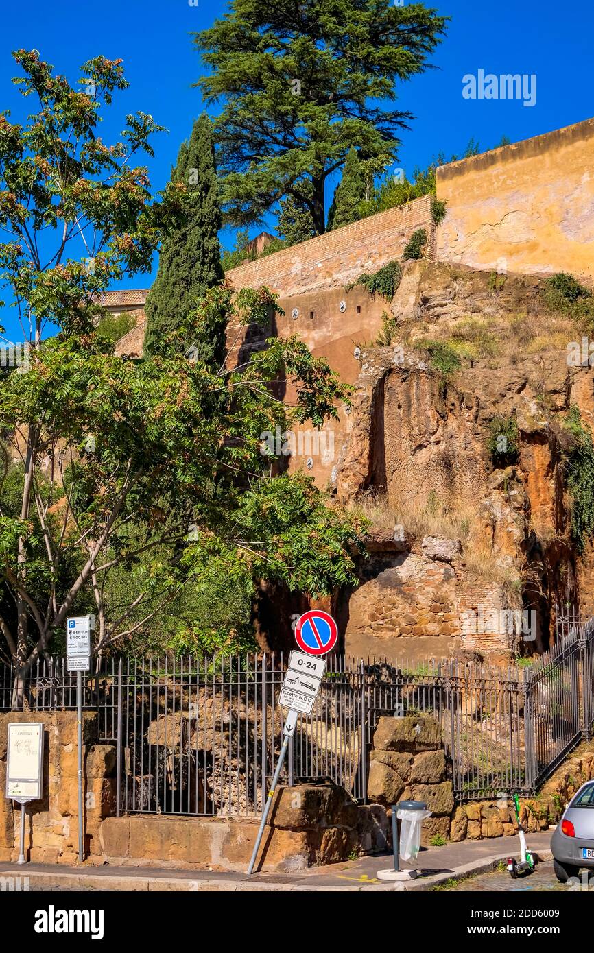 Rupe Tarpea - Tarpeian Rock - Steilklippe auf der Südseite des Kapitolinischen Hügels, während der römischen Republik als Ort der Hinrichtung verwendet - Rom, Ital Stockfoto