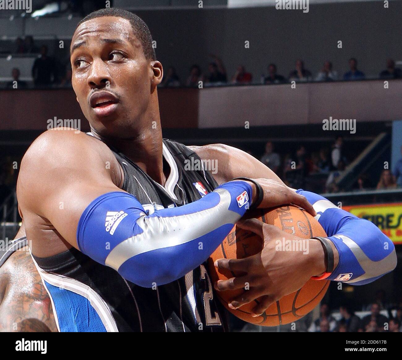 KEIN FILM, KEIN VIDEO, KEIN Fernsehen, KEINE DOKUMENTATION - Orlando Magic's Dwight Howard schließt den Ball in der ersten Hälfte während des NBA Basketball-Spiels, Miami Heat gegen Orlando Magic im Amway Center in Orlando, Florida, am Donnerstag, 3. Februar 2011. (Gary W. Green, Orlando Sentinel/MCT/ABACAPRESS.COM Stockfoto