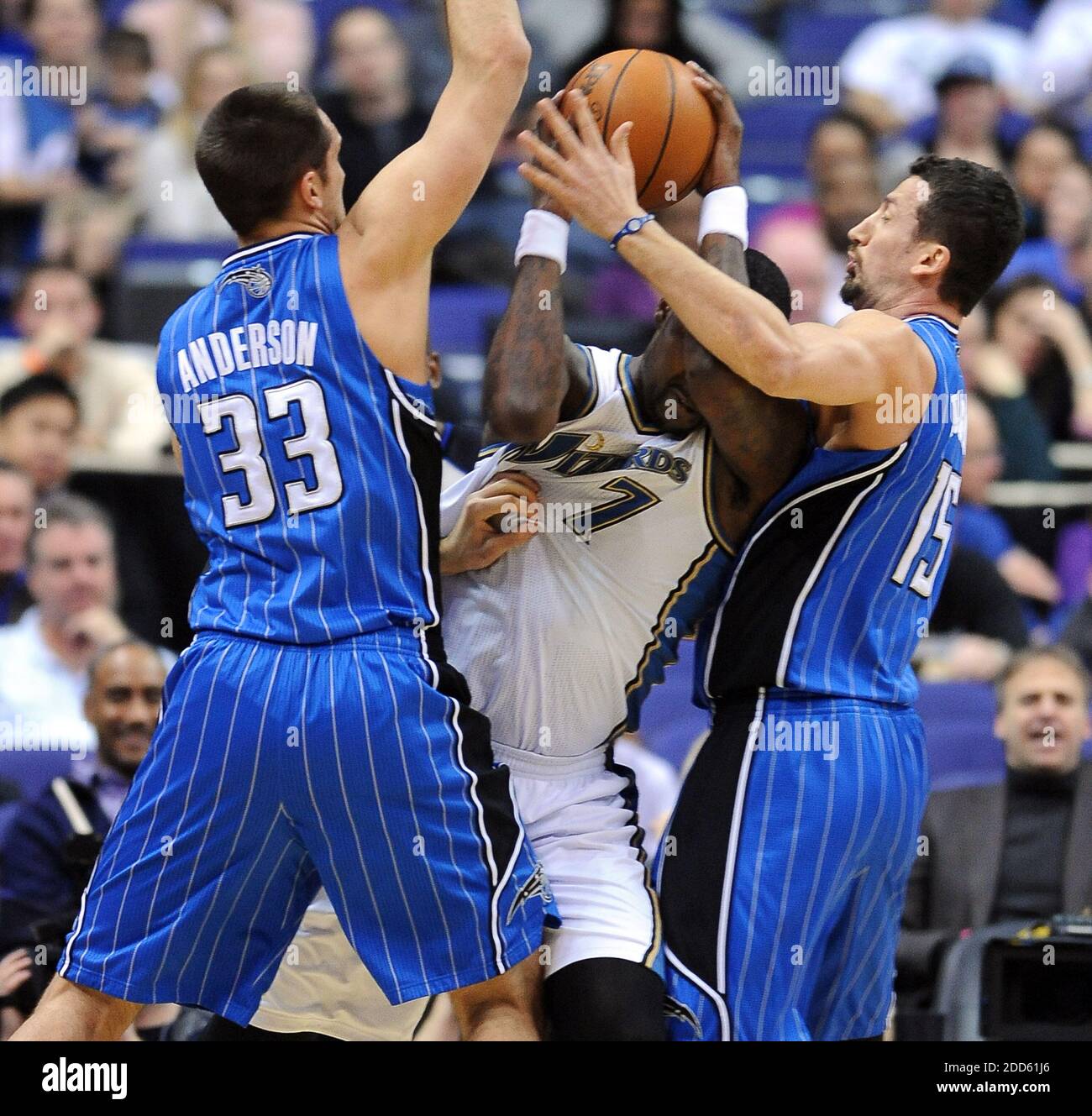 KEIN FILM, KEIN VIDEO, KEIN Fernsehen, KEINE DOKUMENTATION - Washington Wizards Macht Vorkämpfer Andray Blatche (7) kämpft gegen ein defensives Doppelteam von Orlando Magic Macht Vorkämpfer Ryan Anderson (33) und Magic Small Vorkämpfer Hedo Turkoglu (15) im ersten Quartal während des NBA Baktball-Spiels, Orlando Magic vs Washington Wizards im Verizon Center in Washington, DC, USA am 4. Februar 2011. The Magic Beat the Wizards, 110-92. Foto von Chuck Myers/MCT/ABACAPRESS.COM Stockfoto