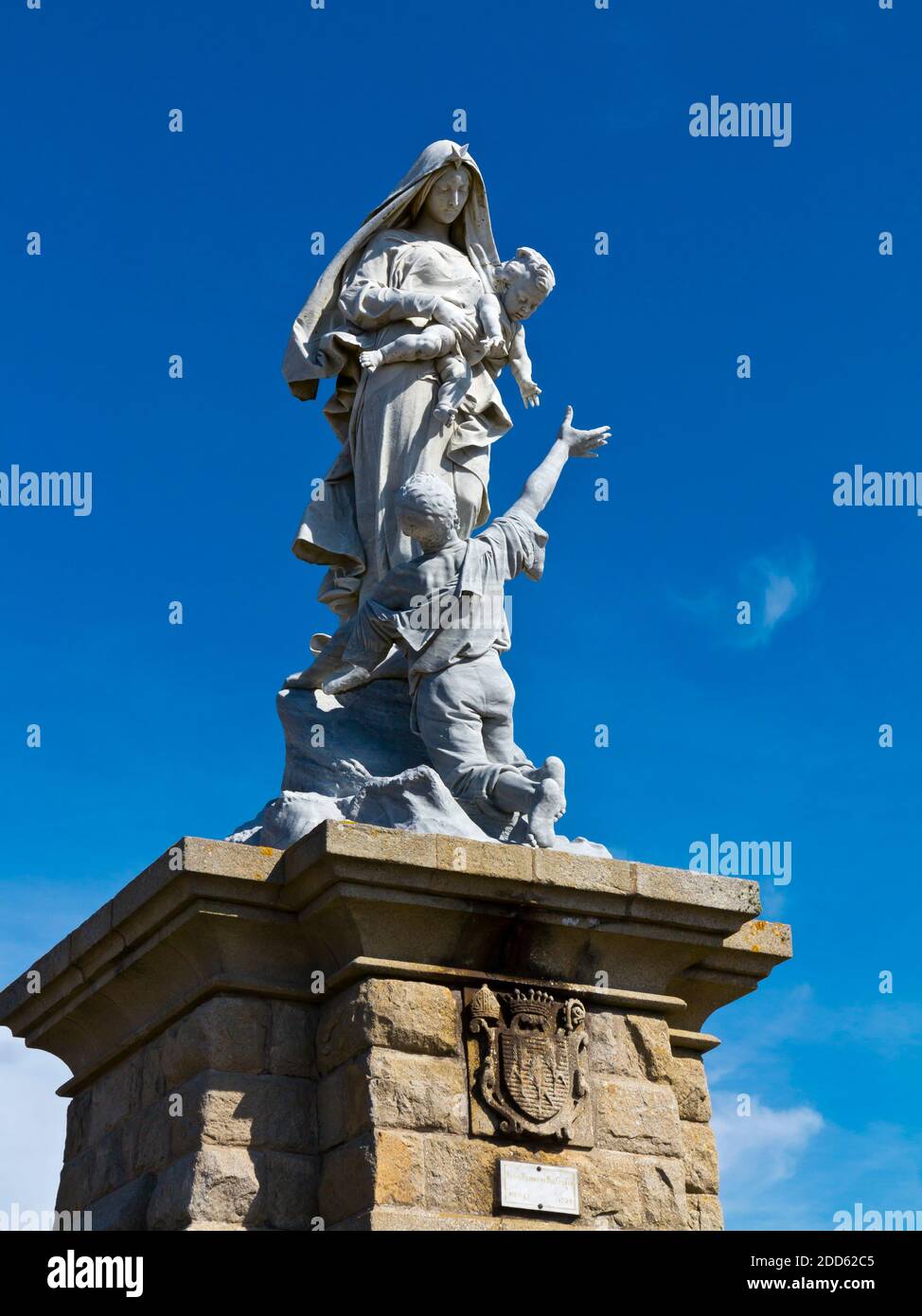 Statue de Notre-Dame des Naufragés von Cyprian Godebski 1904 in Pointe du Raz Plogoff Finistere Bretagne Nord-West-Frankreich. Stockfoto