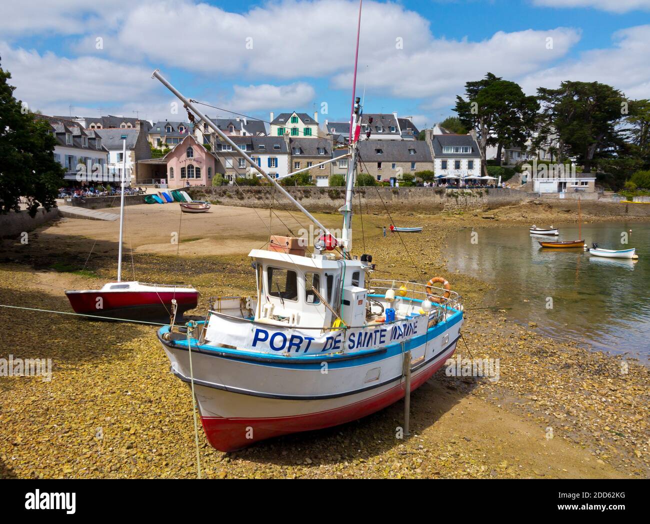 Boote im Hafen von Port de Sainte-Marine an der Odet-Mündung bei Benodet in Finistere im Nordwesten Frankreichs. Stockfoto