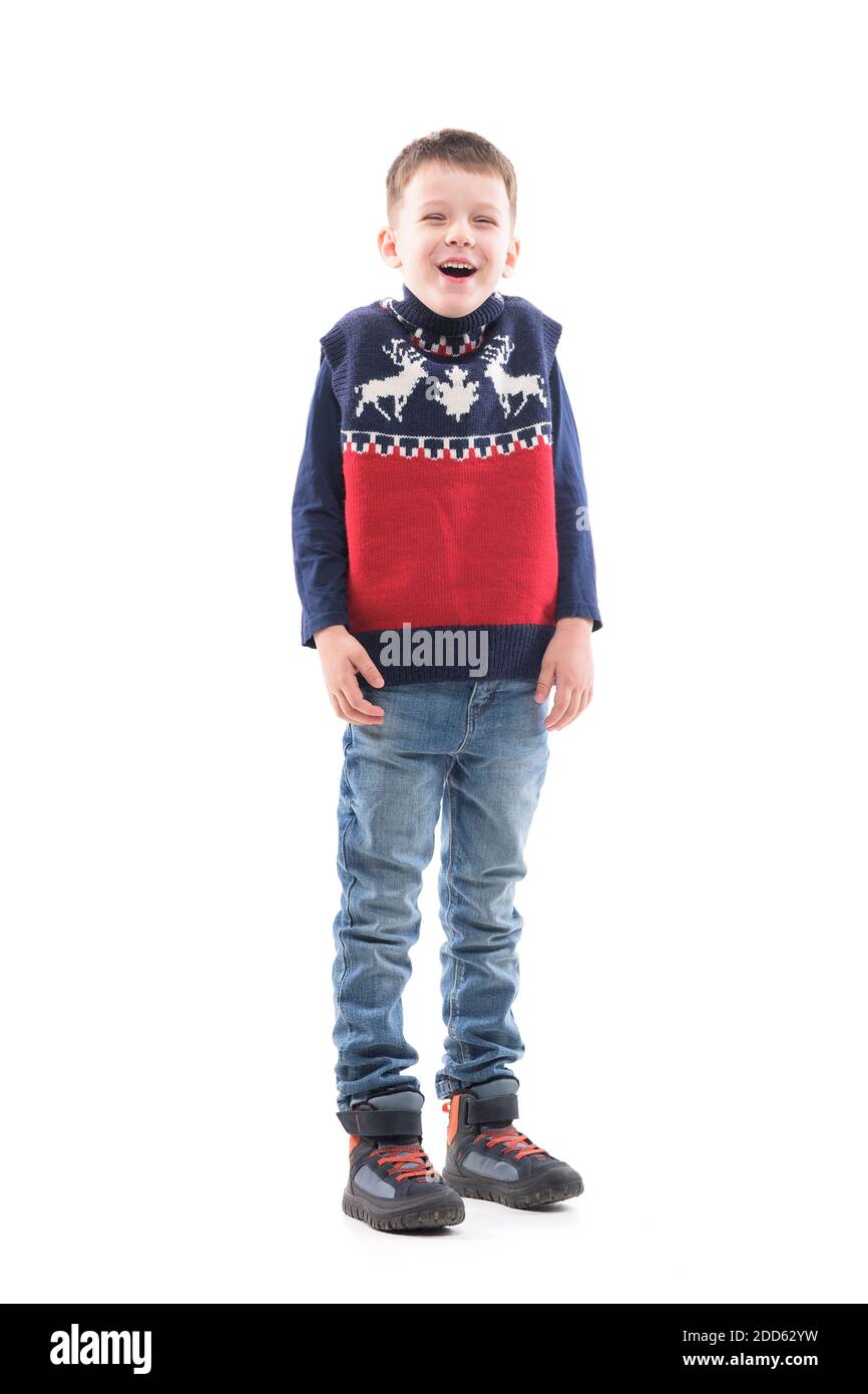 Kleiner Junge Kind lachend laut und offen im Weihnachtspullover. Ganzkörper-Porträt isoliert auf weißem Hintergrund. Stockfoto