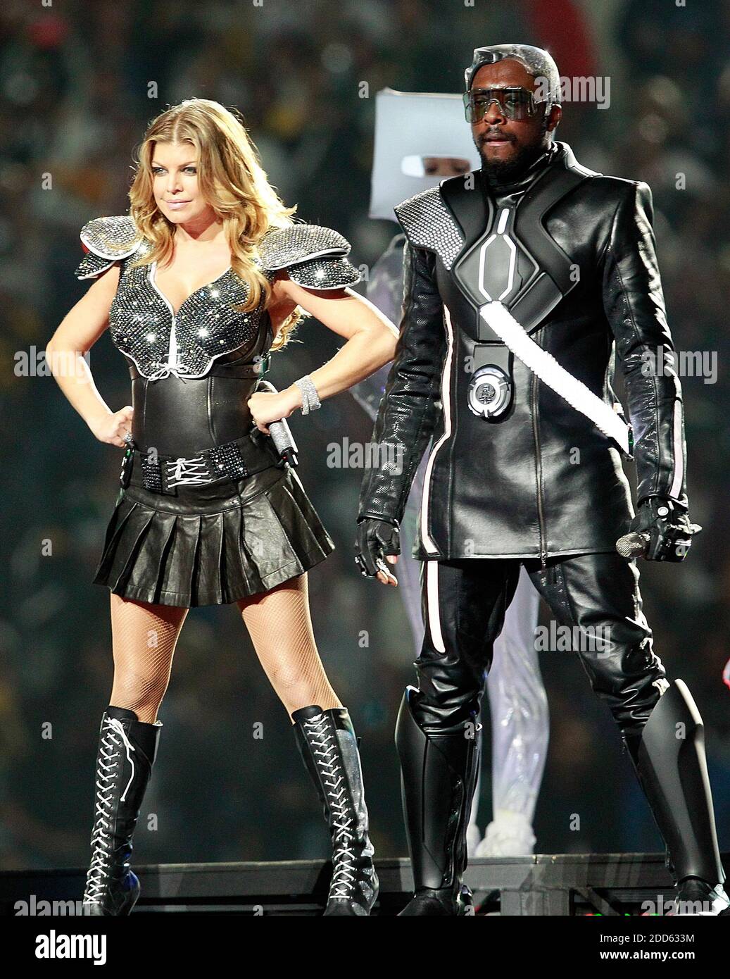 KEIN FILM, KEIN VIDEO, KEIN TV, KEINE DOKUMENTATION - Fergie und will.i.am von Black Eyed Peas treten während der Halbzeit von Super Bowl XLV auf, wo die Green Bay Packers am 6. Februar 2011 im Cowboys Stadium in Arlington, TX, USA, den Pittsburgh Steelers gegenüberstehen. Foto von Ron Jenkins/Fort Worth Star-Telegram/MCT/ABACAPRESS.COM Stockfoto