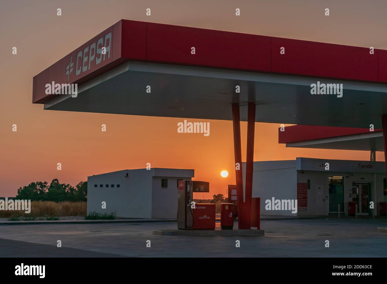 Sevilla 5/15/2020 Tankstelle auf der Autobahn A92 mit der Firmenflagge von Cepsa. Stockfoto