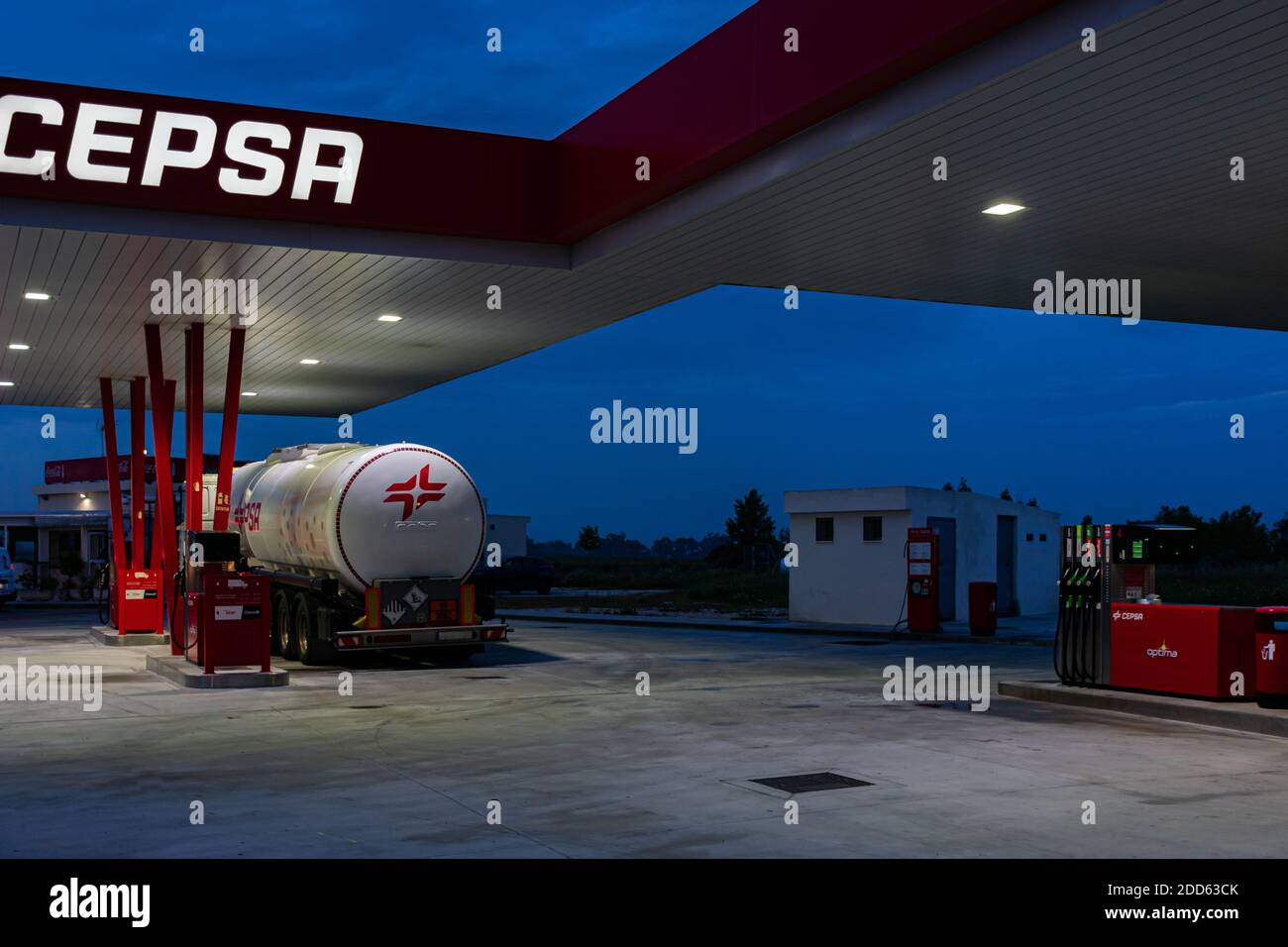 Sevilla 5/15/2020 Tankstelle auf der Autobahn A92 mit der Firmenflagge von Cepsa. Stockfoto
