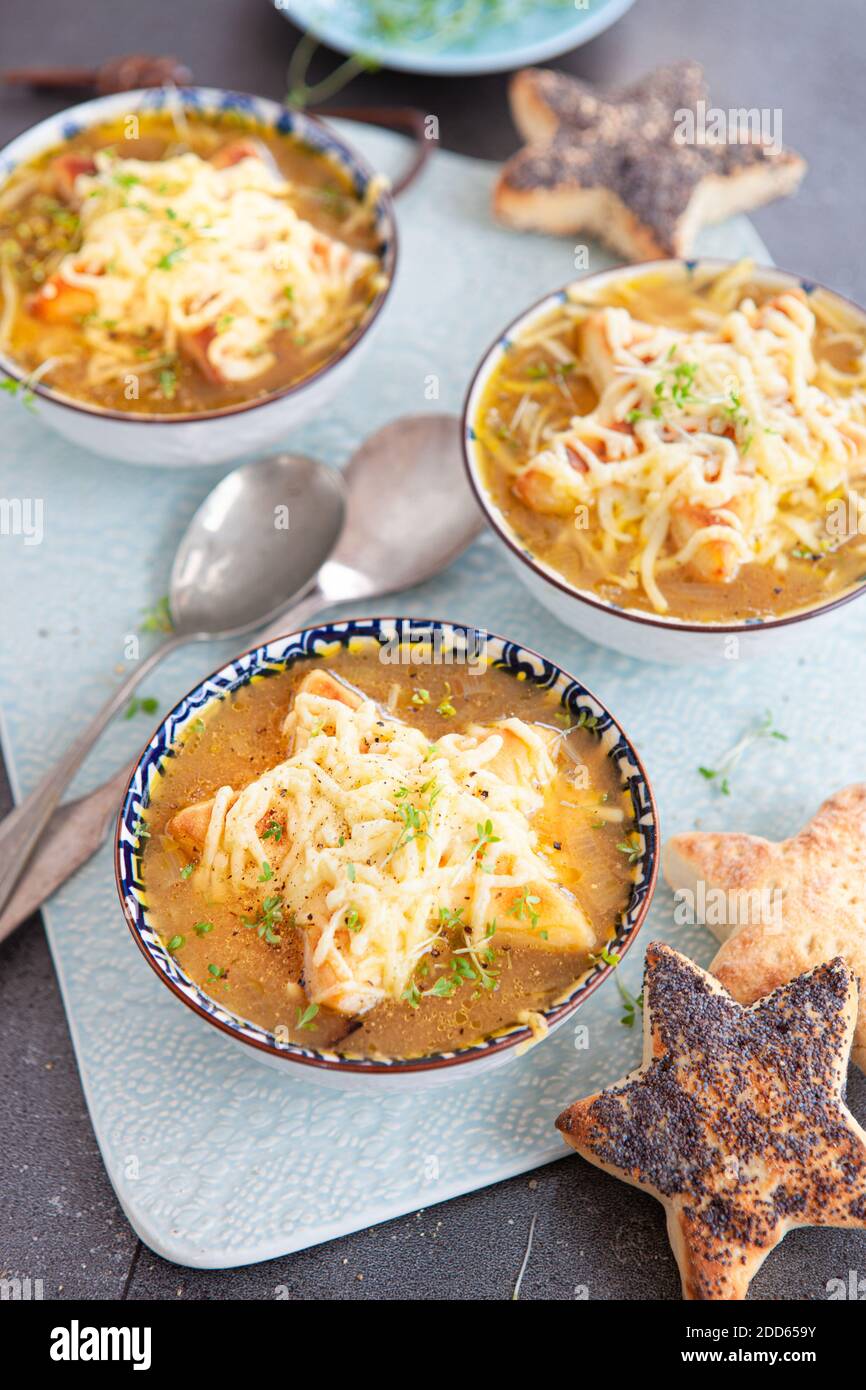 Französische Zwiebelsuppe mit Brot und geschmolzenem Käse Stockfoto