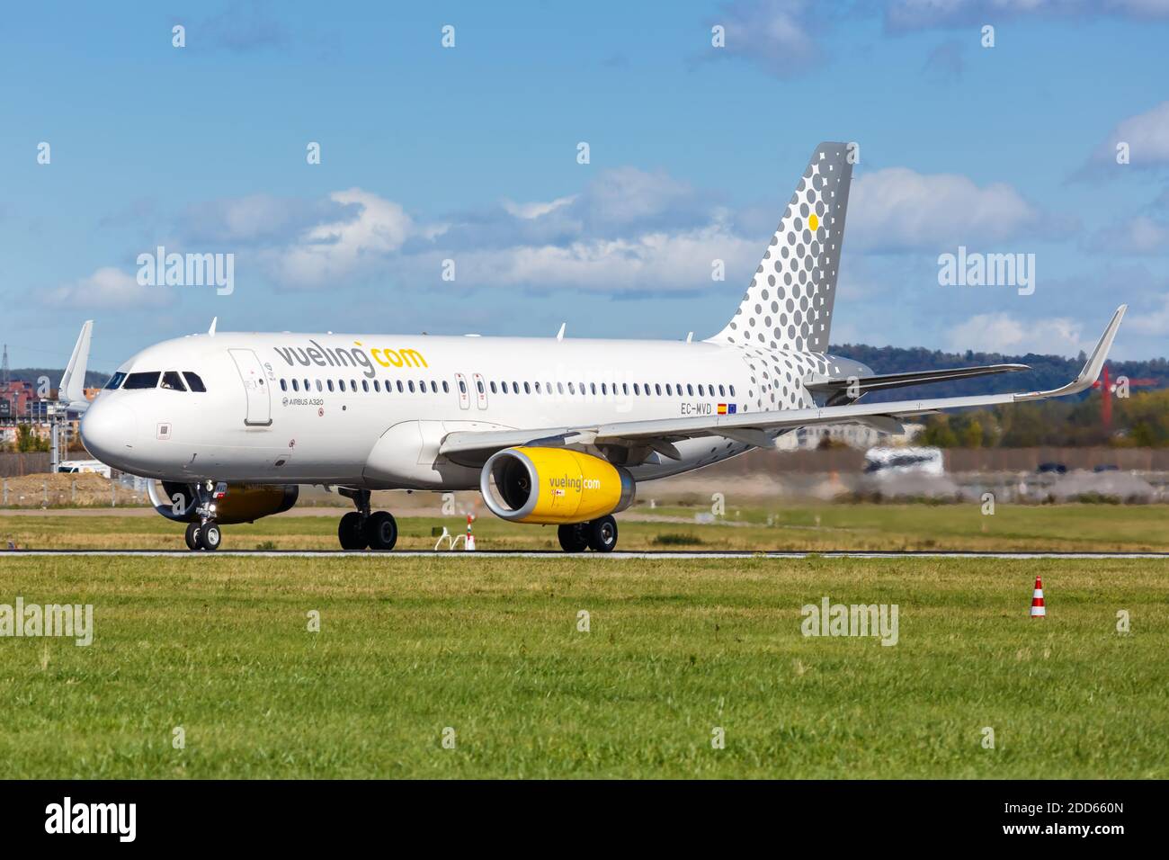 Stuttgart, 4. Oktober 2020: Vueling Airbus A320 am Flughafen Stuttgart in Deutschland. Airbus ist ein europäischer Flugzeughersteller mit Sitz in i Stockfoto