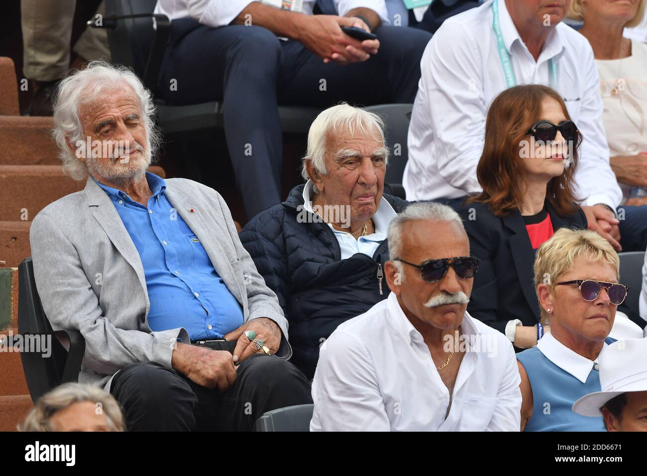 Jean-Paul Belmondo, Charles Gerard, Isabelle Huppert besuchen das Men Finale der 2018 French Open - Day Fithteen bei Roland Garros am 10. Juni 2018 in Paris, Frankreich. Foto von Laurent Zabulon/ABACAPRESS.COM Stockfoto