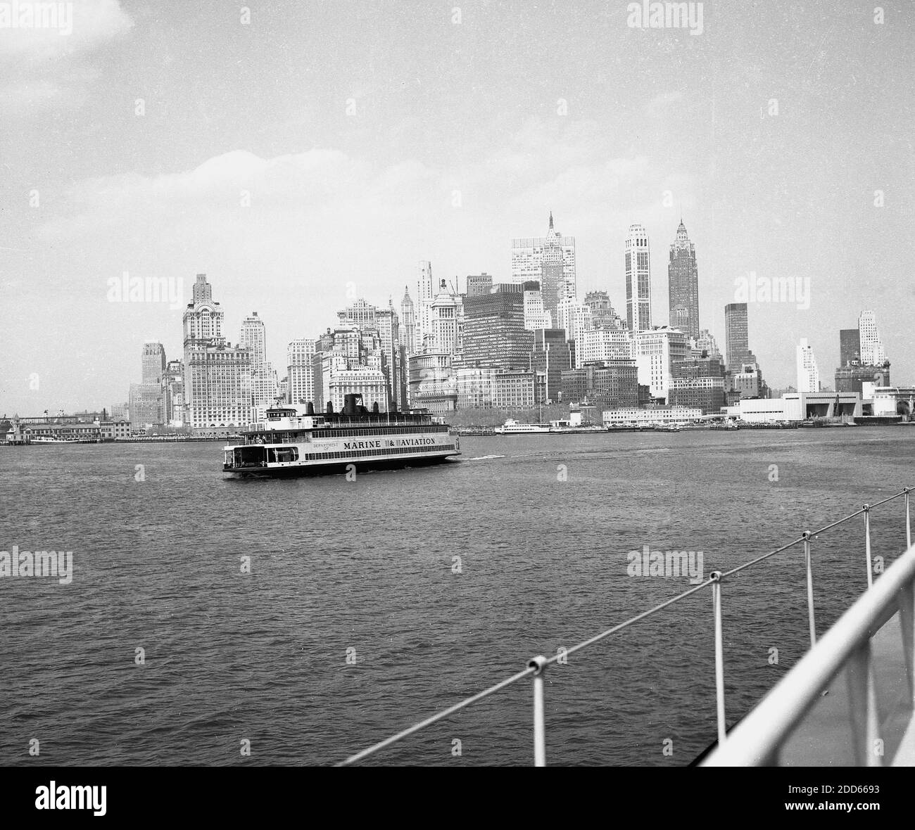 1960er Jahre, historisch, eine Marine & Aviation Fähre über den Hudson River mit Manhattan Island im Hintergrund, New York, USA. Stockfoto