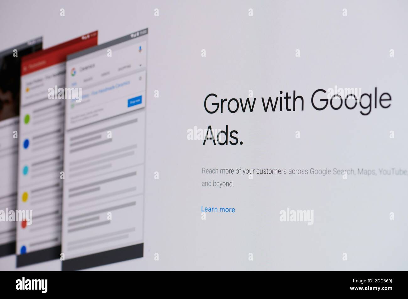 New york, USA - 24. November 2020: Hinzufügen von Unternehmen zu google-Anzeigen auf Laptop-Bildschirm Stockfoto