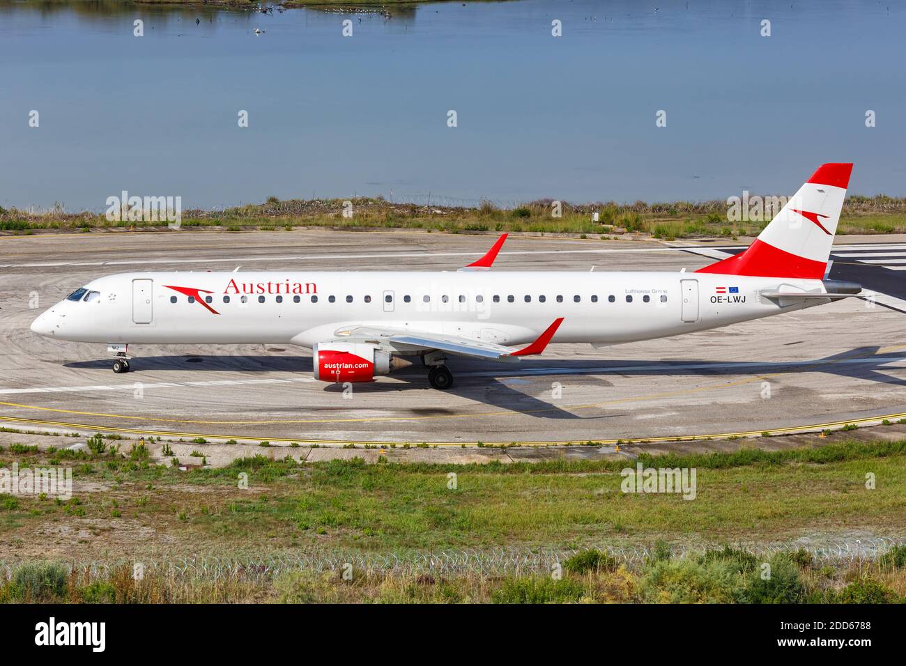 Korfu, Griechenland - 19. September 2020: Flugzeug der Austrian Airlines Embraer 195 am Flughafen Korfu in Griechenland. Stockfoto
