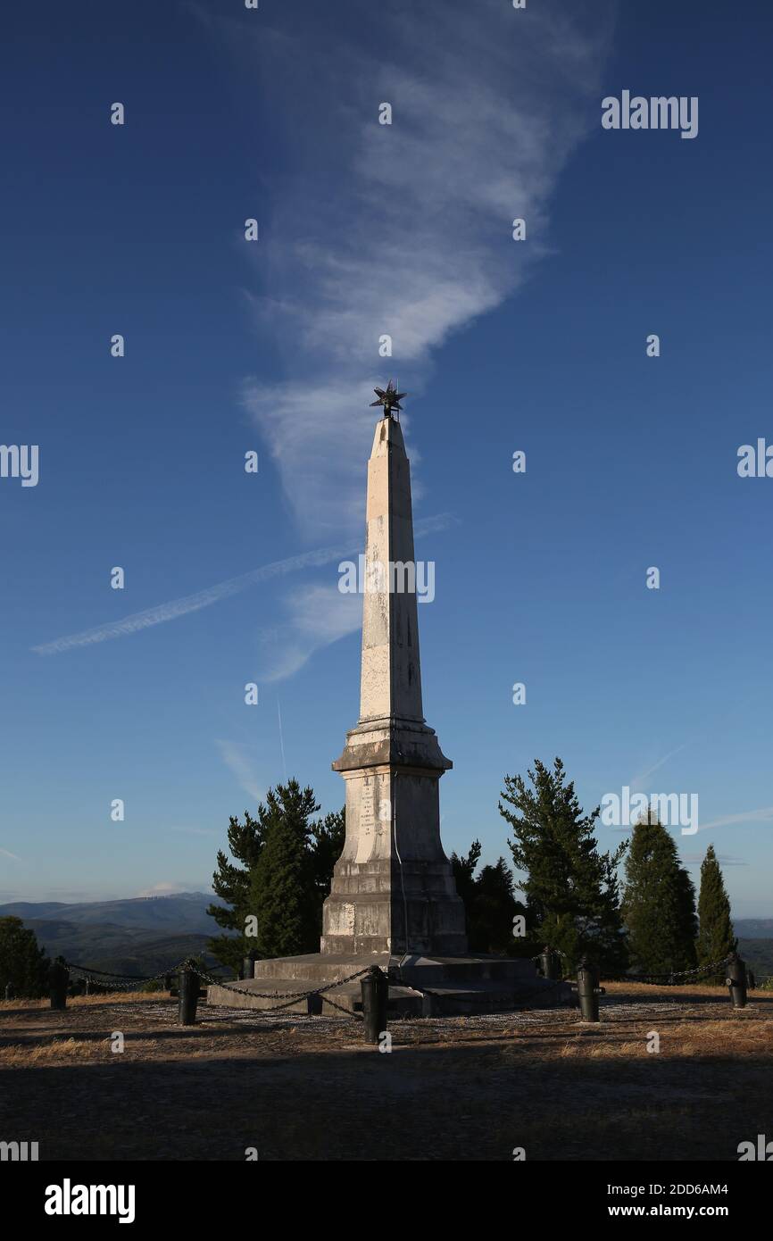 Obelisk-Denkmal zur Schlacht von Busaco (Bussaco) (Bucaco), eine Schlacht aus der napoleonischen Zeit, die 1810 in der Nähe von Luso, Portugal, ausgetragen wurde. Stockfoto