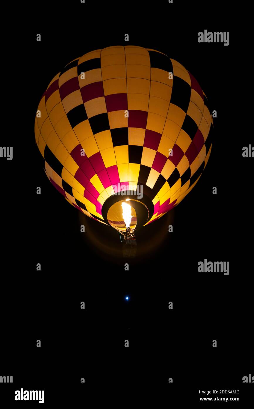 Heißluftballon fliegen während Dawn Patrol, Albuquerque International Balloon Fiesta, Albuquerque, New Mexico USA Stockfoto