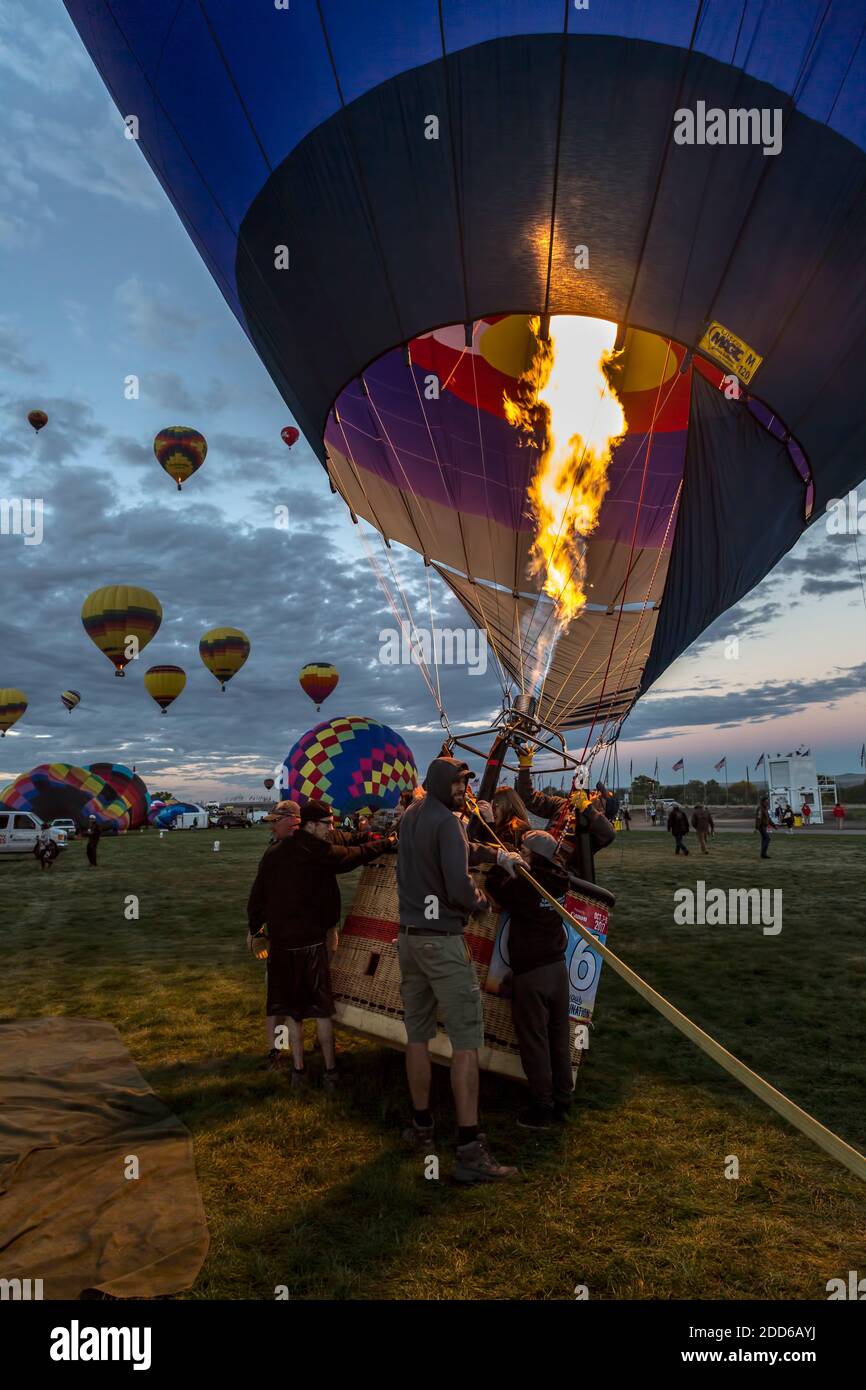 Crew aufpumpen Heißluftballon mit Flamme, Albuquerque International Balloon Fiesta, Albuquerque, New Mexico USA Stockfoto