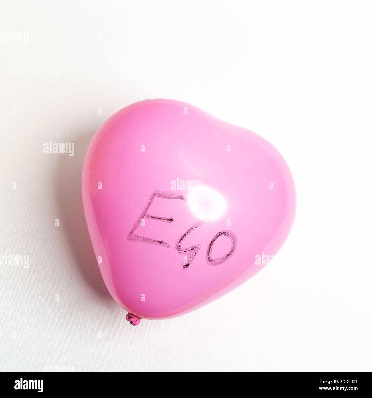 Das Ego stellte sich mit einem rosa Ballon dar Stockfoto