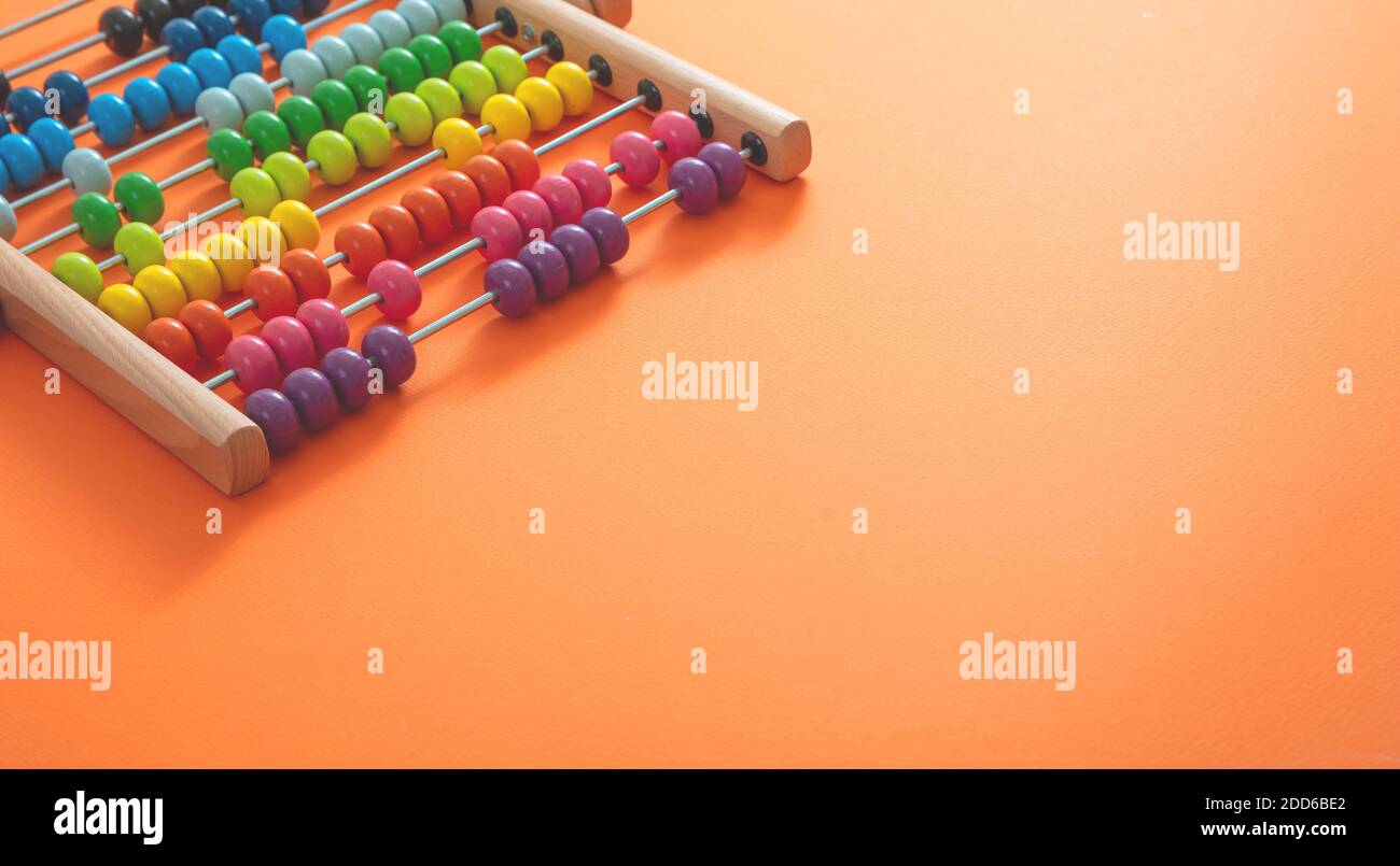 Schule Abacus mit bunten Perlen auf orangefarbenem Hintergrund, Nahaufnahme, Kopierraum. Kinder lernen zählen, Kinder Mathe Klasse Konzept Stockfoto