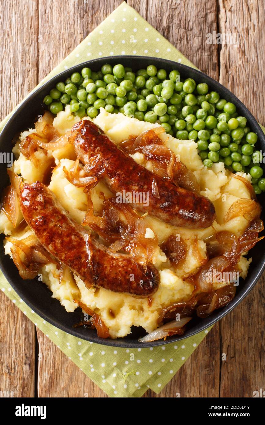 Knaller und Maische mit Zwiebelsoße Nahaufnahme in den Teller auf dem Tisch. Vertikale Draufsicht von oben Stockfoto