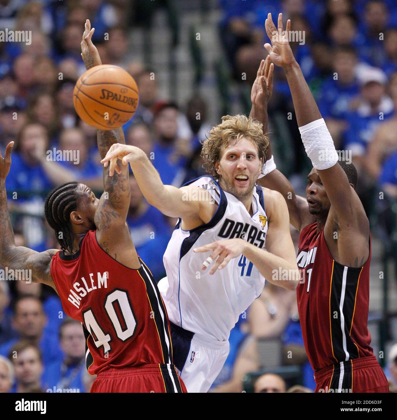 KEIN FILM, KEIN VIDEO, KEIN Fernsehen, KEINE DOKUMENTATION - Dallas Mavericks Forward Dirk Nowitzki (41) spielt am 5. Juni 2011 im American Airlines Center in Dallas, TX, USA, gegen die doppelte Berichterstattung durch die Miami Heat während Spiel 3 der NBA Finals, Miami Heat gegen Dallas Mavericks. Foto von Ron Jenkins/Fort Worth Star-Telegram/MCT/ABACAPRESS.COM Stockfoto